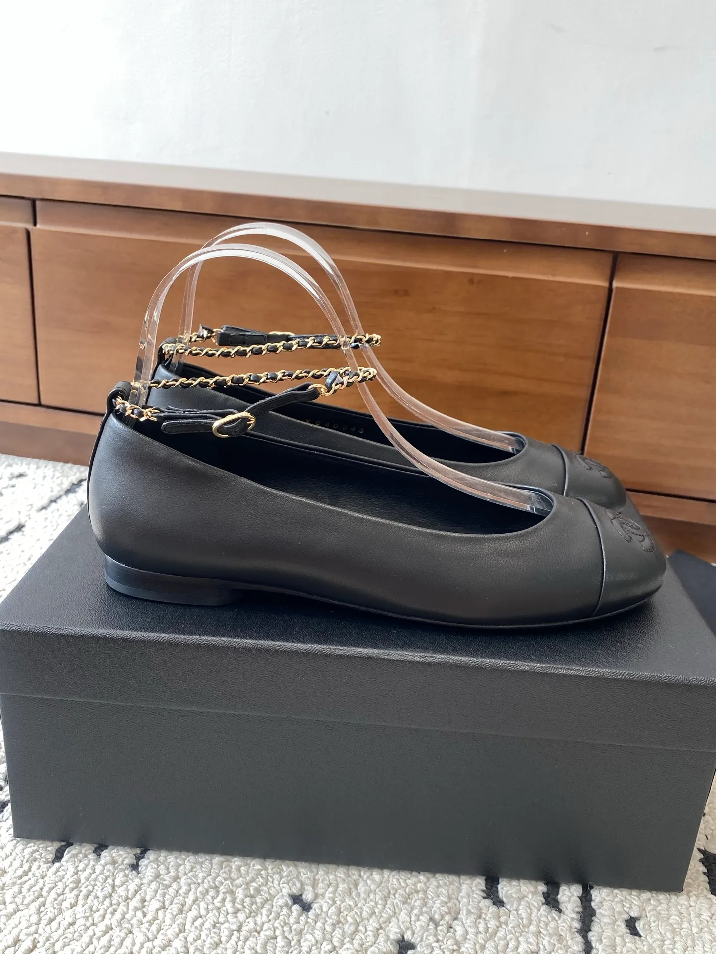 👟👟Ex-factory price 580👟👟 🍀CHANEL2025 new autumn and winter model, Mary Jane leather Chanel Xiaoxiang C home flat classic metal chain shoes Comfortable Mary Jane shoes Catwalk advanced ready-to-wear customization, simple yet sweet and playful Solid color fabric is refreshing and easy to wear Buckle design shoes are more heeling Upper: Customized sheepskin Inner foot pad: sheepskin Sole: Italian leather sole Size: 35-40 (40 customization is non-refundable) 👉 👉 Buy now👉 Buy now👉